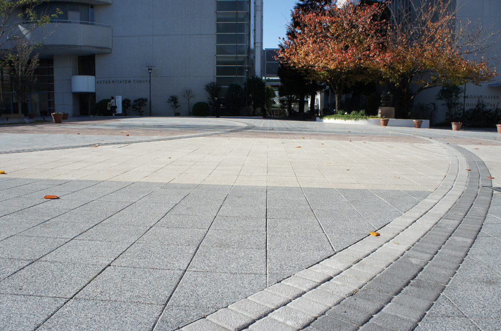 東京都にある昭和女子大学のインターロッキングブロック施工現場です。製品はグランパムストーンとマイアッピア