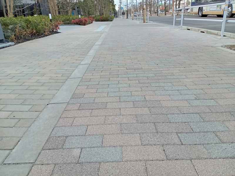 多摩川住宅中央通りのインターロッキングブロック施工現場です。製品はグランパムG