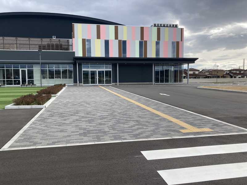 柴田町総合体育館のインターロッキングブロック施工現場です。製品はグランパムH