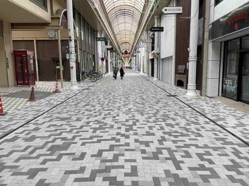 米屋町商店街のインターロッキングブロック施工現場です。製品はシルキーストーン