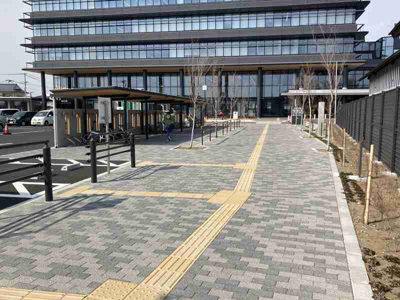 大崎市役所 南側駐車場のインターロッキングブロック施工現場です。製品はユニバーサルFG