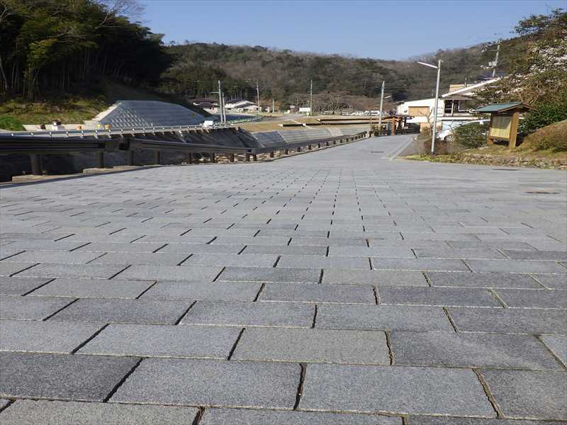 島根県浜田市にある美又温泉に施工された天然石舗装です。製品はプレシオムック